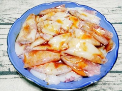 Mực tươi gỡ đầu, bỏ túi mực, để nguyên con rửa sạch, trong quá trình rửa cho vài giọt dầu mè lên mình mực để loại bỏ mùi tanh. Tiếp đó, ngâm mực tươi trong nước muối khoảng 5 phút để khi xào mực có độ giòn và dai. Vớt mực ra để ráo rồi ướp mực với 1 muỗng cà phê hạt nêm, 1 muỗng canh dầu hào trong 15 phút cho mực thấm gia vị.