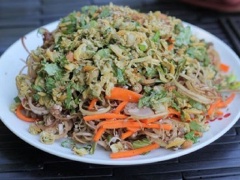 Khi dùng bạn gắp hỗn hợp hoa chuối ra đĩa, bên trên thêm thịt hến đã xào lên bề mặt, rắc một ít đậu phộng giã thô, mè rang thơm lên. Nếu nhạt bạn có thể dùng kèm với nước mắm chua ngọt ăn với bánh đa hoặc làm món nộm ăn kèm với cơm rất ngon nha.