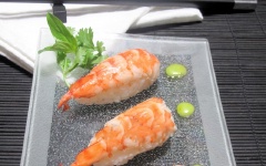 Cho ra đĩa và thưởng thức ngay nào! Bạn có thể chấm kèm nước tương, wasabi, hoặc pha chén tương ớt với sốt mayonnaise cũng rất lạ.
