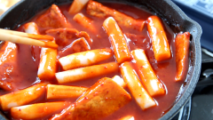 Cách làm tokbokki phô mai: Cho một muỗng canh dầu ăn vào chảo và phi thơm tỏi băm. Cho sốt vào xào đến khi sôi lăn tăn. Sao đó cho chả cá vào đảo đều khoảng 3 phút cho chín. Tiếp theo cho bánh gạo đã luộc chín vào xào thêm khoảng 3 phút nữa.