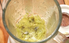 Kiwi gọt vỏ, cho kiwi vào máy xay sinh tố. Tiếp tục thêm sữa tươi và đường trắng vào, xay nhuyễn.