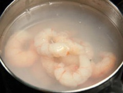 Tôm bóc vỏ, lấy chỉ đen. Cho tôm vào nồi luộc chín rồi vớt ra rổ để ráo nước.
