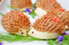 Hấp bánh bao: Dùng cọ phết đều dầu mè lên lông nhím rồi đem bánh bao hấp khoảng 20 phút là có thể thưởng thức.