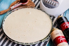 Đổ hỗn hợp sữa trứng cà phê vào khuôn đã có caramel. Chế một ít nước vào khay nướng sâu lòng, đặt khuôn bánh flan vào sao cho mực nước lên tới 1/2 khuôn. Cho khay bánh flan vào lò và nướng từ 50 - 60 phút là bánh flan chín. Lấy bánh ra, để nguội rồi cho vào tủ lạnh 2 tiếng.
