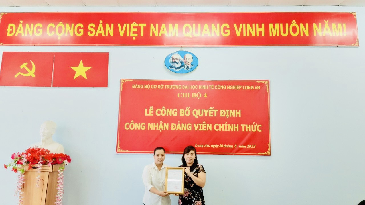 Đồng chí Nguyễn Thị Bảo Châu - Bí thư Chi bộ 4 trao quyết định cho đồng chí đảng viên Mai Mỹ An