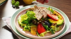 Cho salad ra dĩa và rắc thêm 5gr hạt chia. Vậy là bạn đã hoàn thành xong món salad mùa hè sốt táo xanh rồi đó. Vị mặn mặn chua ngọt của sốt táo xanh hòa quyện cùng rau xanh tươi giòn và các loại trái cây nhiệt đới mang đến cho bạn một món salad vô cùng thơm ngon, hấp dẫn và tốt cho sức khỏe.