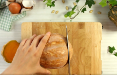 Rửa sạch bí đỏ (bí ngô) hồ lô, cắt phần cuống và phần đế, sau đó dùng dao rạch một đường tròn bên trên và bắt đầu dùng muỗng khoét ruột và hạt bên trong bí để tạo khoảng trống rộng chứa phần flan bí đỏ.