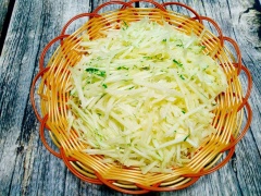 Bí ngòi bào sợi nhỏ. Thịt ba chỉ rửa sạch, xay nhuyễn, ướp với 1 muỗng nhỏ muối, 1 muỗng nhỏ đường, 1/2 muỗng nhỏ tiêu, hành lá rồi trộn chung với bí ngòi.
