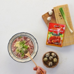 Trộn thịt heo xay với 10gr tỏi băm, 10gr hành lá, 1 muỗng cà phê hạt nêm, ½ muỗng cà phê tiêu xay. Trộn đều hỗn hợp rồi để trong vòng 10 phút cho nguyên liệu thấm đều gia vị.