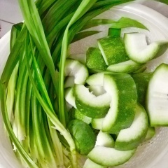 Rửa sạch bí đao cho hết bụi phấn bên ngoài, chẻ đôi và bỏ ruột, rửa sạch, để ráo nước. Bí nhà trồng nên mình không gọt bỏ vỏ, nếu mua bí bên ngoài nên chọn loại bí hữu cơ cho an toàn nhé. Lá dứa, tách ra từng lá, rửa sạch và để ráo.