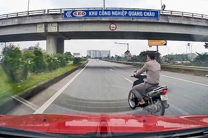 Đùa với tử thần, người đàn ông đi xe máy vô tư lạng lách giữa cao tốc - Báo Xây Dựng