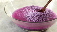 Nấu xôi lá cẩm: 300gr gạo nếp vo sạch, đem ngâm với nước lá cẩm 2-4 tiếng để gạo nếp lên màu, sau đó chắt gạo nếp ráo nước. Đun sôi nồi nước, cho 50gr lá dứa bên dưới rồi đặt xửng hấp lên trên, cho gạo nếp vào xửng, đậy kín nắp, hấp 30 phút cho xôi chín.