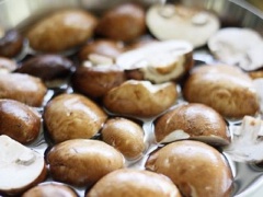 Nấm rửa sạch, cắt bỏ chân, ngâm nấm vào âu nước muối pha loãng khoảng 15 phút. Sau đó vớt ra rửa lại cho thật sạch, để lên rổ cho ráo nước. Bắp non rửa sạch, nếu bắp hơi lớn thì cắt làm đôi.