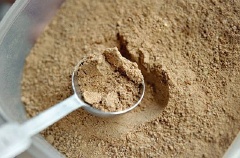 Cho hành tím và tỏi băm nhỏ vào cối xay sinh tố cùng với 1 muỗng canh giấm và 2 muỗng cà phê dầu ăn. Thêm 1 muỗng cà phê bột mù tạc.