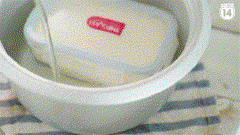 Đổ nước ấm ngập 2/3 hộp sữa chua, ủ trong vòng 6-8 tiếng.