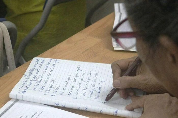 'Chưa bao giờ là quá muộn': Lớp học tiếng Anh đặc biệt giữa lòng Hà Nội - Báo Tri thức &amp; Cuộc sống