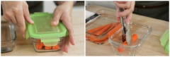Ngâm tất cả rau củ ở nhiệt độ phòng trong 8 tiếng. Khi đã ngâm đủ thời gian và chuẩn bị phục vụ, bạn gắp cà tím ra cho vào túi zip, khóa kín. Lấy cà rốt, cần tây, củ cải trắng, dưa leo cho ra một hộp khác sạch và đậy kín. Cắt lần lượt rau củ và xếp ra dĩa là có thể thưởng thức rồi đó.