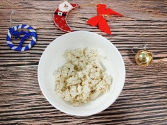 Tàu hủ rửa sạch, vắt bớt nước cho ráo rồi tán nhuyễn. Hành tây sắt nhỏ ( băm vừa cũng được). Đem trộn tàu hủ, hành tây và với bột chiên giòn, bột nghệ với các gia vị muối, đường, bột ngọt, và hạt niêm chay knorr nấm hương nhé. Khẩu ví tùy bạn gia giảm theo gia đình. Xong để đó tí xíu nhé.