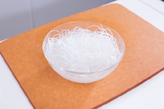 Miến ngâm nước cho mềm. Gừng gọt vỏ, băm nhỏ.