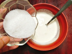 Cho 200ml kem sữa tươi 1 chiếc tô, thêm 100g đường và khuấy đều sau đó thêm 200ml sữa chua rồi khuấy cho nguyên liệu hòa tan. Cuối cùng, thêm 100ml nước cốt chanh dây vào cùng và khuấy đều thêm một lần nữa là xong.