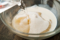 Đặt miếng bột vào khuôn tart, kéo cho bột ép sát thành khuôn và lên cao đến miệng khuôn. Làm nhân: trong một tô cho đường, nước nóng, sữa, vani và muối vào trộn đều cho đến khi đường tan hoàn toàn.