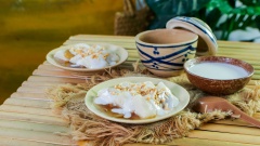 Cắt tàu hũ đã đông thành miếng vừa ăn ra dĩa rưới thêm nước dừa và nước đường và thưởng thức.