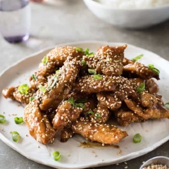 Rắc thêm hành lá băm hay mè rang tùy thích lên mặt gà để dùng với cơm trắng nha. Hương vị khó quên của món gà nướng mật ong mè này hẳn sẽ làm gia đình bạn mê mẩn luôn. Cùng vào bếp trổ tài với món này thôi