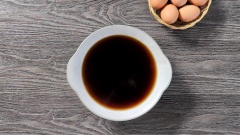 Lọc nước trà qua rây, cho vào nồi lớn, thêm 80gr đường phèn. Dùng muỗng khuấy cho tan đường, sau đó cho 5 quả trứng gà đã lột vỏ vào, đun ở lửa nhỏ trong khoảng 1 tiếng.