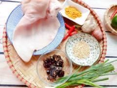 Tai heo làm sạch. Đun sôi một nồi nước rồi cho tai heo vào chần sơ, sau đó luộc chín. Sau đó, vớt tai heo ra, để ráo, sau đó thái miếng vừa ăn.