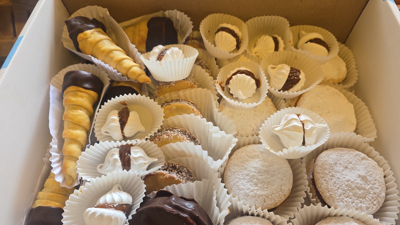 Caja de pasteles chilenos variados 24 unidades total.