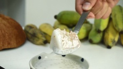 Bánh chuối hấp xong để nguội, lấy bánh chuối hấp nước cốt dừa ra khỏi khuôn, khi ăn cắt thành từng miếng và rưới nước cốt dừa bột báng, vừng rang trên mặt. Bánh chuối hấp nước cốt dừa có màu hồng rất đẹp, ăn mềm hơi dai, vị ngọt vừa thêm vị béo nước cốt dừa rất thơm. Làm bánh chuối hấp mời cả nhà ăn ngon ngay nhé!