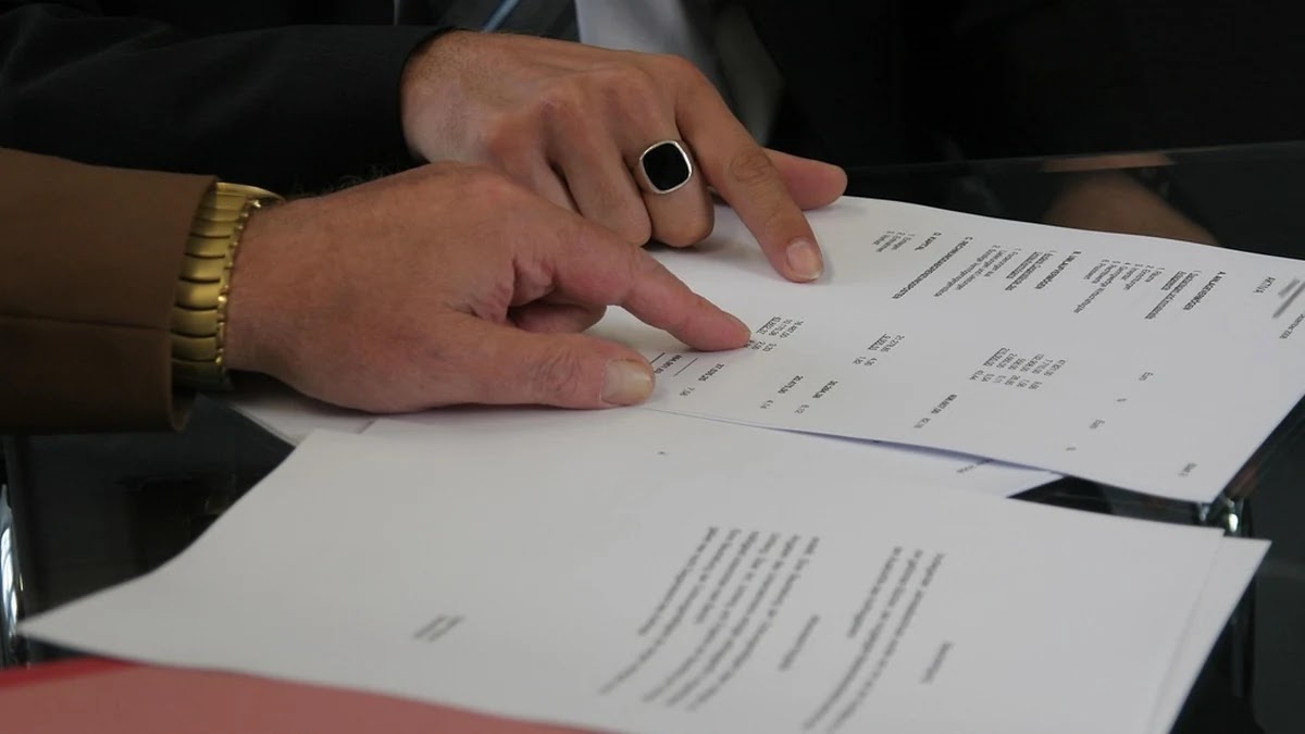 알바 계약서 작성 시 반드시 포함해야 할 필수 조항