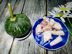 Đuôi heo rửa sạch, chặt khúc nhỏ rồi ngâm với nước muối khoảng 10 phút.