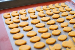 Cho bánh lên khay rồi đặt vào lò nướng ở 180 độ C trong khoảng 15 phút được.