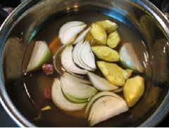 Nước của 1 trái dừa, 1 chén giấm, 2 muỗng canh hạt nêm, 1 muỗng canh đường, 1 củ hành tây bổ múi câu, 2 củ hành tím, có thể cho vào thêm vài miếng thơm.