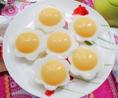 Lấy thạch ra khỏi khuôn, cho ra đĩa là món thạch xoài hình trứng đáng yêu, ngộ nghĩnh đã hoàn thành!