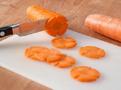 Cà rốt tỉa hoa cắt khoanh. Súp lơ tách từng nhánh, tước bỏ xơ, cuống. Nhánh to chẻ đôi, chần qua nước sôi cùng cà rốt vớt ra để riêng.