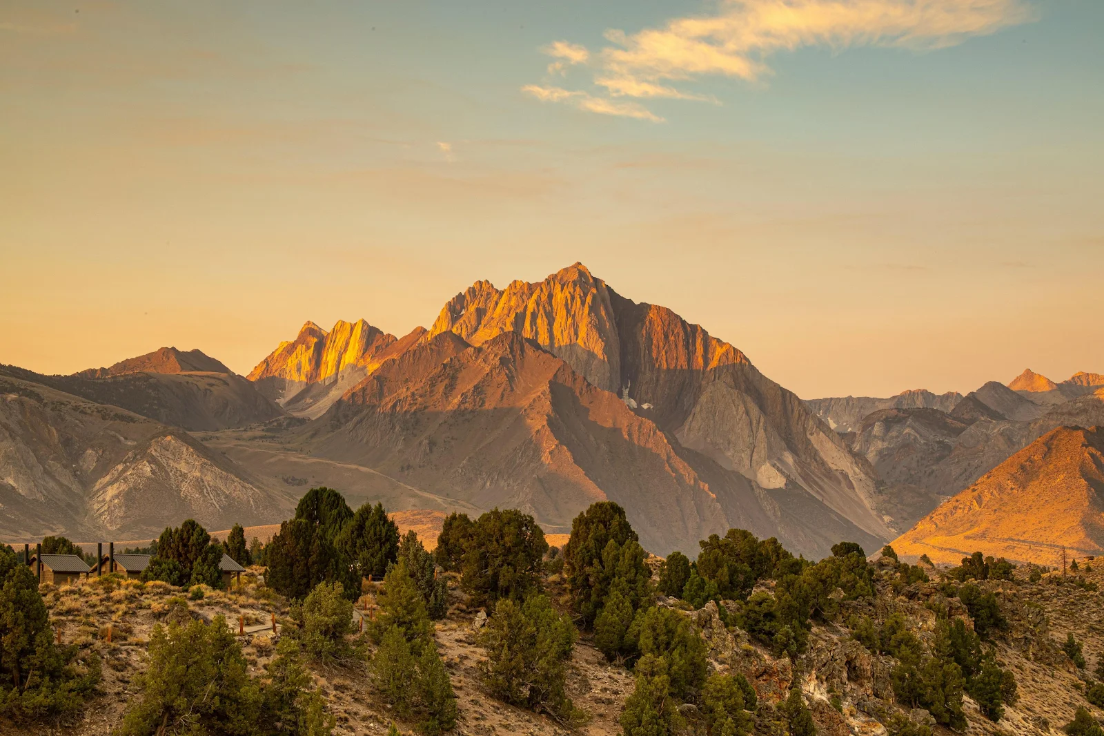 Golden Mountain Peaks At Sunset - Landscape Photography 4K Wallpaper (4000x2664)