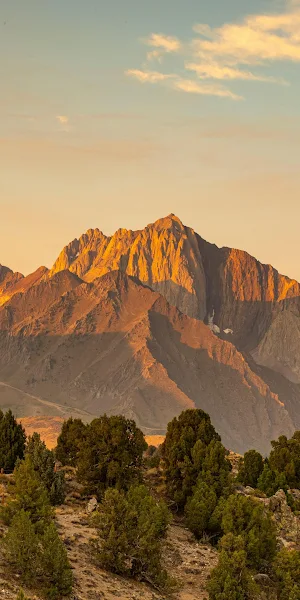Golden Mountain Peaks At Sunset 4K Wallpaper Background