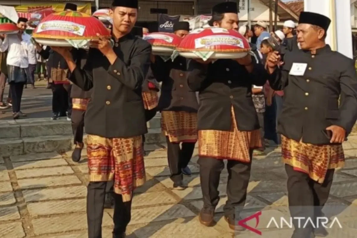 Masyarakat Bangka Belitung mengikuti tradisi Nganggung 1.000 dulang sebagai bagian dari festival wisata budaya.