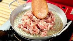 Cho vào chảo 1 muỗng canh dầu ăn, cho 10gr tỏi băm, 10gr hành tím băm vào phi thơm, sau đó cho thịt vào xào, tiếp đến tôm khô, rồi đến củ sắn, cà rốt. Nêm nếm gia vị: 1 muỗng cà phê hạt nêm, 1 muỗng cà phê đường, 1/2 muỗng cà phê tiêu, cho 1 muỗng canh màu dầu điều vào đảo cho tôm thịt thấm đều màu. Sau cùng cho 1 muỗng canh nước mắm vào, rắc thêm 20gr hành lá, đảo đều rồi tắt bếp.