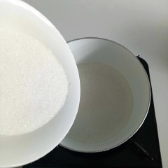 Chuẩn bị phần nước rau câu: Cho vào tô 150gr đường và 10gr bột rau câu giòn, trộn đều hỗn hợp. Bắc nồi lên bếp, cho vào khoảng 300ml nước, nấu sôi. Khi nước sôi cho hỗn hợp đường và bột rau câu vào, khuấy đều đến khi tan.