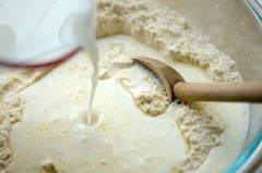 Cho bột mì, bột nếp, bột bắp, men nở, đường trắng và muối vào một cái tô to. Đổ từ từ sữa tươi vào tô, khuấy đều.