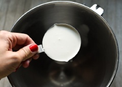 Cho đường, kem whipping, tinh chất vani vào máy đánh bột, đánh 2-3 phút từ tốc độ thấp đến cao cho tới khi kem bông lên, có thể tạo được hình dạng, không chảy rớt xuống ở đầu chóp là được.