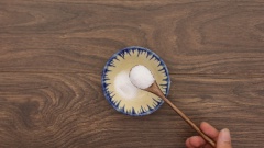 Pha nước chấm cùng 2 muỗng cà phê muối, 1 muỗng cà phê tiêu, 1/2 muỗng cà phê ớt bột, 1/2 trái chanh, 5gr lá chanh cắt sợi, 1 muỗng cà phê sả bằm. Sau đó trộn đều