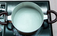 Cho 200ml nước cốt dừa, 40gr đường trắng, một nhúm muối nhỏ vào nồi. Bắc hỗn hợp lên bếp, khuấy đều cho đường tan hết. Khi hỗn hợp tan hoàn toàn, hòa tan bột năng với 1/2 chén nước, cho vào cùng. Tiếp tục khuấy đến khi hỗn hợp nước cốt dừa hơi sệt lại. Tùy vào độ ngọt của chuối và sở thích của bạn có thể cho bớt đường lại hoặc thêm đường.