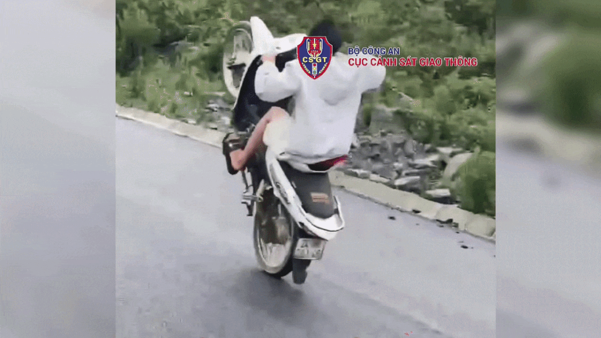Con 'bốc đầu' xe máy, bố bị tịch thu xe và phạt tiền - Báo Tiền Phong