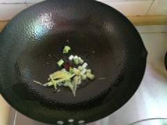 Đun nóng dầu ăn, cho hoa hồi và tiêu vào đảo đều cho thơm. Sau đó cho gừng, tỏi, đầu hành lá vào đảo đều cho dậy mùi. Cho tiếp sườn heo vào, đảo đều rồi đổ nước ngập sườn.
