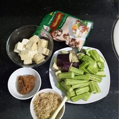 Nguyên liệu rửa sạch, cắt vừa ăn.