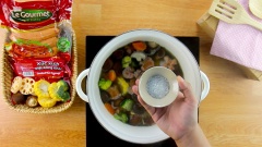 Cuối cùng nêm canh với 10gr đường phèn, 3gr muối, 3gr bột ngọt để món canh có hương vị thanh mát hơn. Khuấy đều cho gia vị hòa tan rồi múc ra tô thưởng thức thôi.